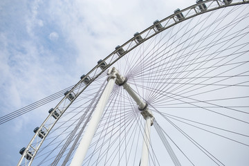 Obraz premium Ferris wheel against the blue sky in Singapore