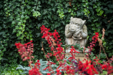 Fototapeta premium statue de dragon en pierre dans un jardin japonais