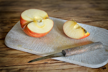 Apfel auf Holzbrett