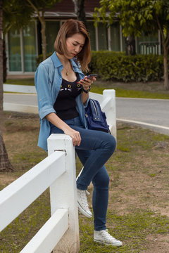 Women play mobile