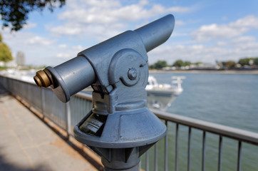 Münzfernrohr am Rhein bei Köln