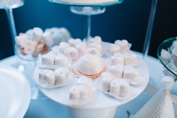 White chocolate cookies stand on a glass plate