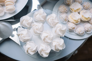 White chocolate cookies and cupcakes stand on a glass plate