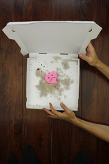 leerer Pizzakarton mit Nachricht