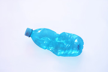 Fototapeta premium bottiglia di plastica pronta da mangiare un rifiuto plastica in una tavola apparecchiata per il pranzo, sfondo bianco