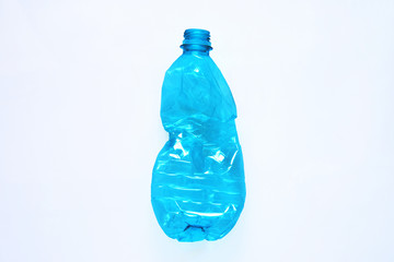 bottiglia di plastica pronta da mangiare  un rifiuto plastica in una tavola apparecchiata per il pranzo, sfondo bianco