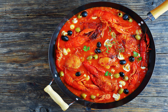 chicken marengo in wok skillet on table