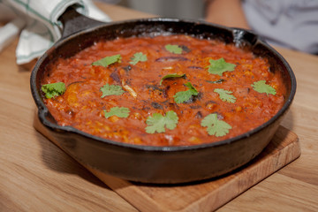 Pęczak zapiekany w pomidorach w stylu paella