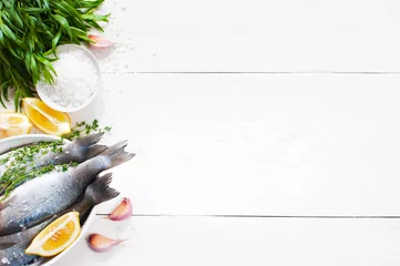 Papier Peint photo autocollant Poisson Fond en bois blanc avec du poisson cru frais et des ingrédients