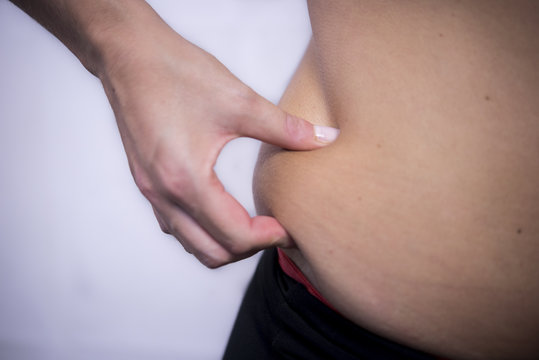 mujer mano exceso, vientre grasa