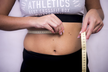 mujer mano exceso, vientre grasa barriga