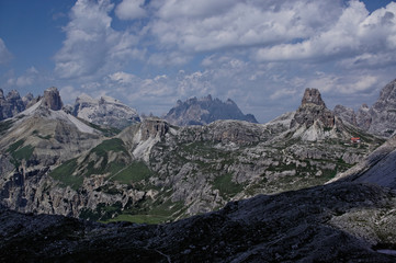 Obraz premium Drei Zinnenhütte in den Dolomiten mit Bergkapelle