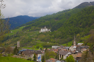 Südtirol- Impressionen, Burgeis im Vinschgau, mit Fürstenburg, im Hintergrund Abtei Marienberg