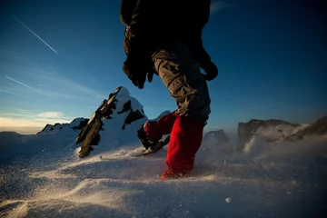 Abwaschbare Fototapete Bergsteigen Bergsteiger mit Schneeschuh im Winter