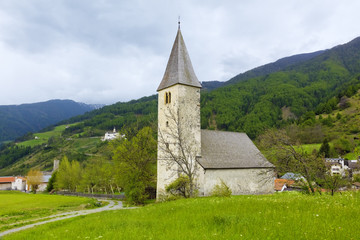 Südtirol- Impressionen, Burgeis im Vinschgau, mit Kapelle San Nicolo, im Hintergrund Abtei Marienberg