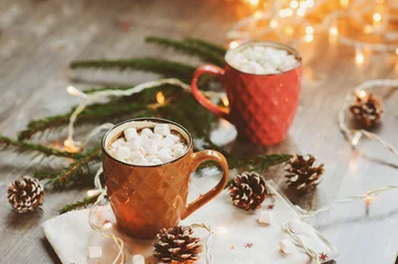 Küchenrückwand glas motiv zwei Tassen heißer Kakao mit Marshmallows auf rustikalem Holztisch mit Weihnachtsbeleuchtung. Gemütliches Winterfest-Wohnkonzept © mashiki