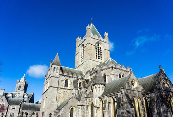 Fototapeta premium Widok ulicy z zabytków kościoła w Dublinie w Irlandii