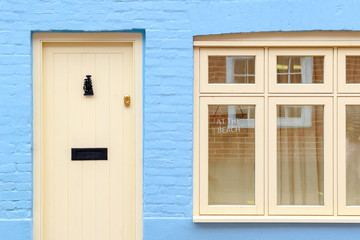 Naklejka premium Front of an English cottage with a AT THE BEACH sign