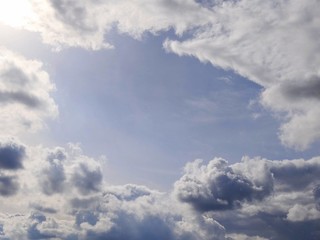 Fototapeta na wymiar Серо белые большие облака на синем фоне дневного неба