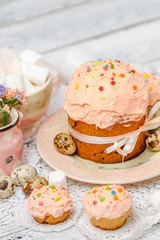 Obraz na płótnie Canvas Traditional Easter cake and cupcakes