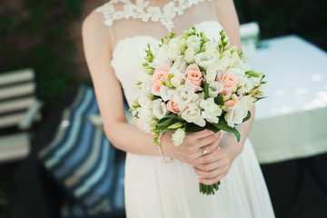 Obraz na płótnie Canvas bride holding wedding flower bouquet outdoors