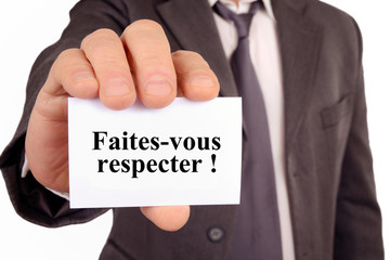 Homme tenant une carte sur laquelle est &eacute;crit faites-vous respecter