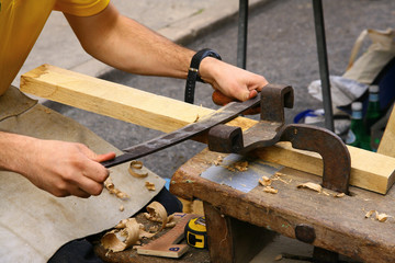 Un artisan du bois en train de travailler