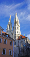 Fototapeta na wymiar Türme einer Kirche/ Die Türme der Pfarrkirche St. Peter und Paul ragen in den blauen Himmel; Kirche in Görlitz in Sachsen 
