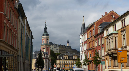 Obraz premium Stadt in Thüringen/ Stadt in Thüringen, Deutschland, Blick auf die Stadtkirche, das Obere Schloss und die Altstadt, schöne Gebäude aus der Gründerzeit, bewölkter Himmel, 
