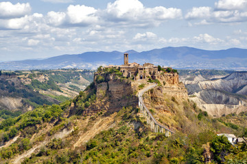 Fototapeta na wymiar Чивита ди Баньореджо – средневековый город-замок. Италия.