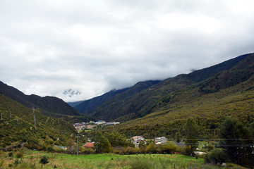 Obraz premium China Sichuan Kangding, droga krajowa G318 wzdłuż krajobrazu.