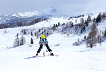 Mädchen wartet an Skihang