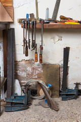 Rincón con herramientas de taller de artesanía.