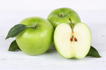 Äpfel Apfel grün Obst Frucht Früchte geschnitten auf Holzplatte