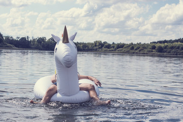 Mann auf Schwimmtier