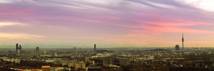 Panorama von München am Abend