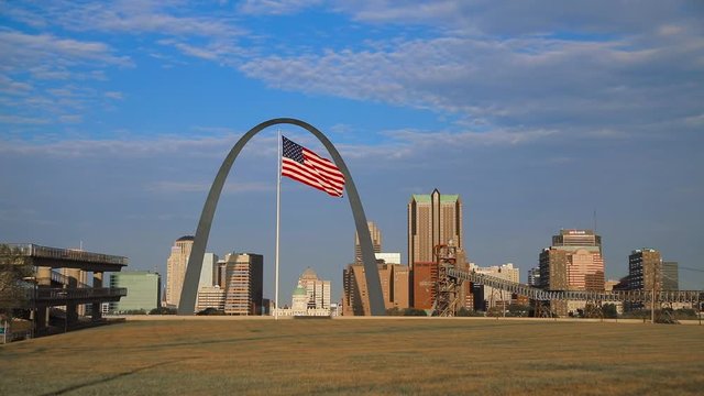 Oct. 7, 2017 - St. Louis, Missouri -The Gateway Arch across the Mississippi River.