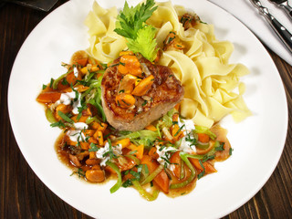 Kalbsfilet auf Gemüse mit Nudeln
