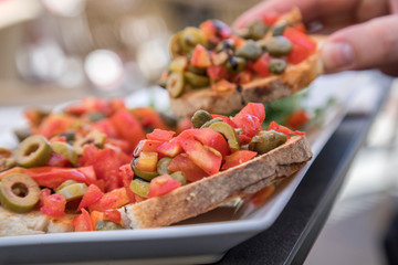Italienische Tomaten Oliven Kapern Buscetta mit Weißbrot im Café