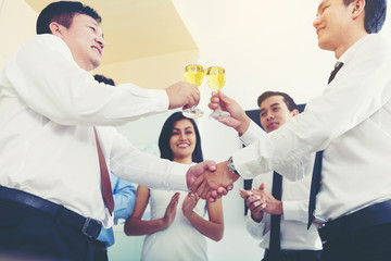 Obraz premium Business team are beating glass of champagne to celebrate business success.