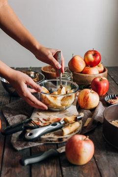 Preparing apples for the crumble pie