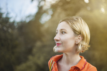 симпатичная женщина блондинка в парке на размытом фоне © yulanaom