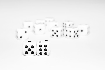 Dadi sul bianco