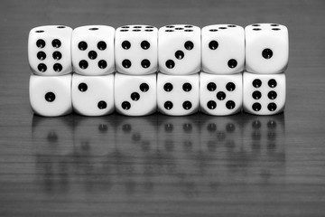 Dadi Dice con riflesso su tavolo