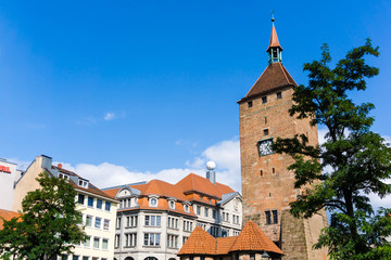 Fototapeta na wymiar Weißer Turm in Nürnberg am Ludwigsplatz