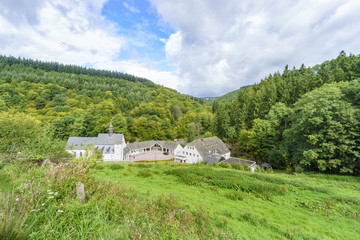 Obraz premium Kloster und Wallfahrtskirche Maria Martental oberhalb des Endertbachtales; im Hintergrund der Ort Müllenbach