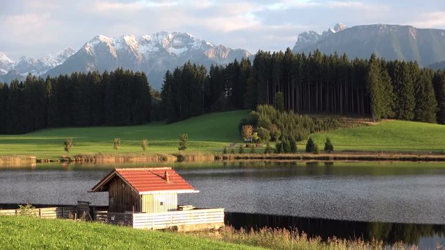 Bergsee mit H&uuml;tte, Alpsee, Allg&auml;u, Natursee, Badesee, Attlesee, Nesselwang,  Alpen, 4K
