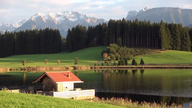 Bergsee mit H&uuml;tte, Alpsee, Allg&auml;u, Natursee, Badesee, Attlesee, Nesselwang,  Alpen, 4K