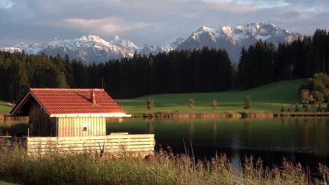Bergsee mit H&uuml;tte, Alpsee, Allg&auml;u, Natursee, Badesee, Attlesee, Nesselwang,  Alpen, 4K