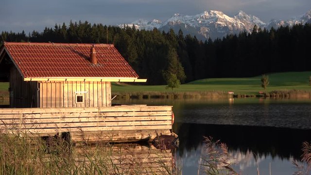 Bergsee mit H&uuml;tte, Alpsee, Allg&auml;u, Natursee, Badesee, Attlesee, Nesselwang,  Alpen, 4K